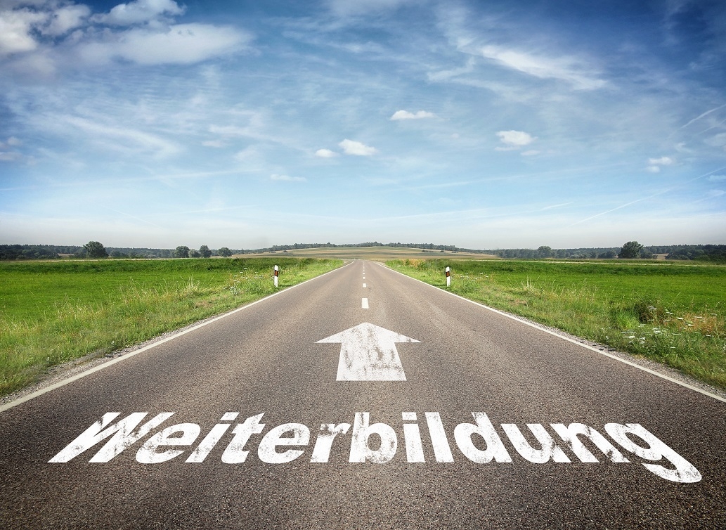 Strasse mit Pfeil nach Vorwärts mit Schriftzug Weiterbildung